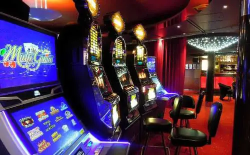 Armati di mazza da hockey minacciano dipendente e rapinano sala slot in via Tiburtina