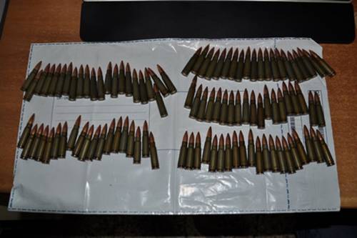 Busta sospetta nel catanese: pistola, munizioni e chili di droga