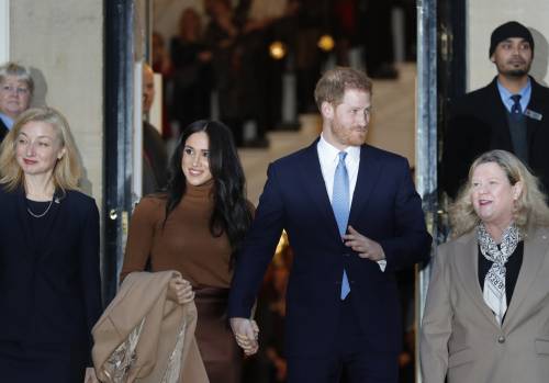 "La Regina l'ha saputo dalla tv": l'ira dei reali su Harry e Meghan