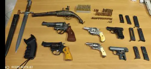 Un arsenale di armi clandestine in casa: in manette un 75enne di Corviale