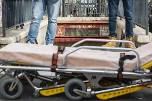 Roma, l'sms choc alle amiche: si toglie la vita in metro