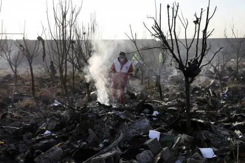 Iran, giallo sull’aereo precipitato. Tv saudita: “Abbattuto da un missile”