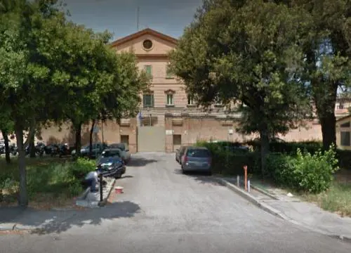 Ravenna, detenuto nigeriano pesta 3 agenti: uno finirà sotto i ferri