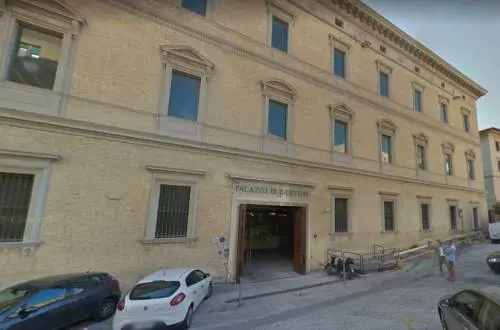 "Dammi la borsa o le faccio male". E l'algerino punta il coltello alla bimba di 2 anni