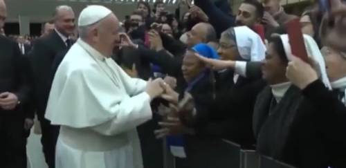 Il Papa scherza con una suora africana: "Ma tu non mordere"
