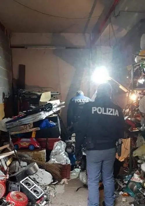Un immobile comunale trasformato in discarica da un operatore ecologico
