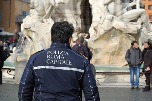 Piazza Navona, così il romeno rubava monetine nella fontana 