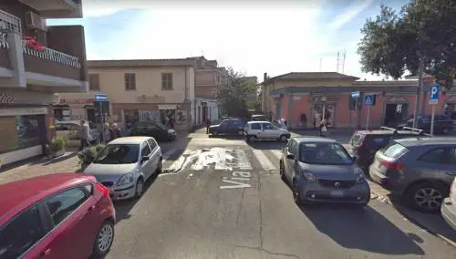 Furgone investe tre persone, tra loro una bimba di 4 anni