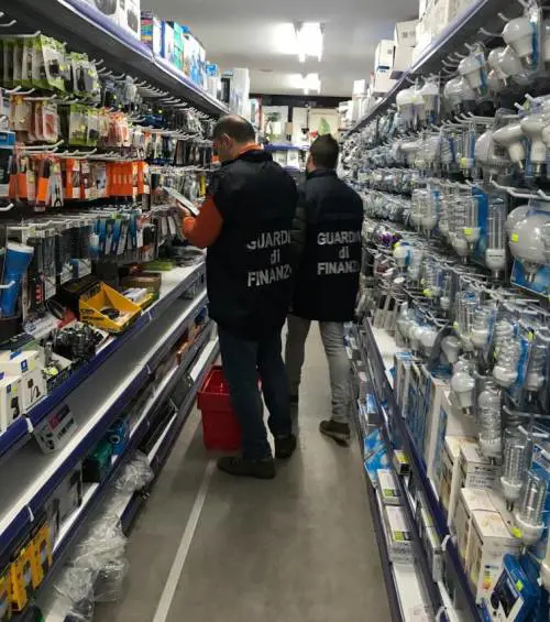 Prodotti non conformi alla sicurezza: maxi sequestro delle fiamme gialle