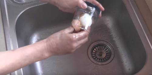Il trucco per sgusciare l'uovo sodo in pochi secondi