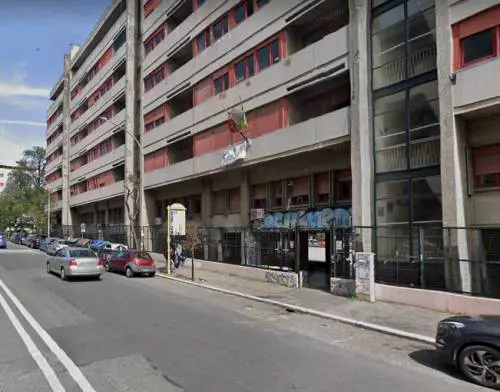 La caldaia è rotta e a scuola ci sono 10 gradi, gli studenti in classe con coperte e plaid
