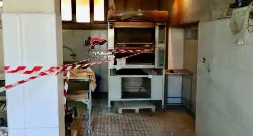 Bruciavano pedane con chiodi per cuocere il pane nel forno