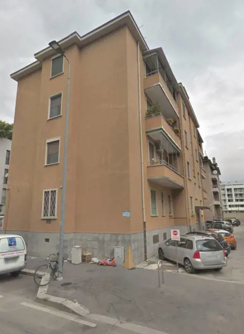 Bimba di 5 anni cade dal secondo piano di una palazzina: è grave