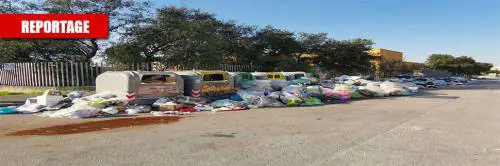 I rifiuti invadono Napoli: i cumuli di pattumiera anche davanti alle scuole