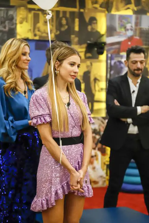 Gf Vip, la rivelazione di Signorini: "Tra Pago e la Incorvaia sguardi complici"