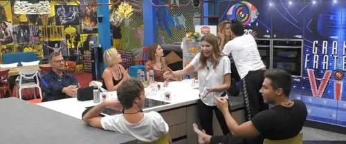 Il primo bacio del Gf Vip 4 è tra Pago e Adriana Volpe