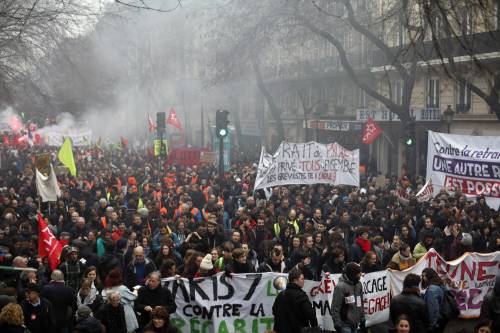 Parigi, braccio di ferro tra Macron e sindacati sulle pensioni