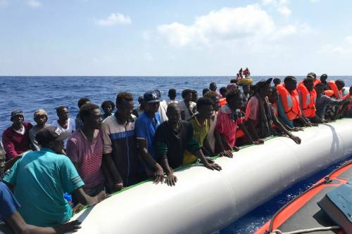 Migranti in pressing sull'Italia. Più di 250 pronti a sbarcare