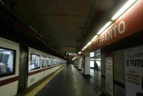 Lepanto, con una pistola nella stazione metro: fermata una donna
