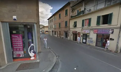 Prato, cinese pregiudicato aggredisce uomo con mannaia: arrestato