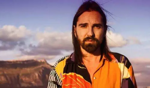 "Con un po' di ironia canto il nostro tempo senza fare politica"