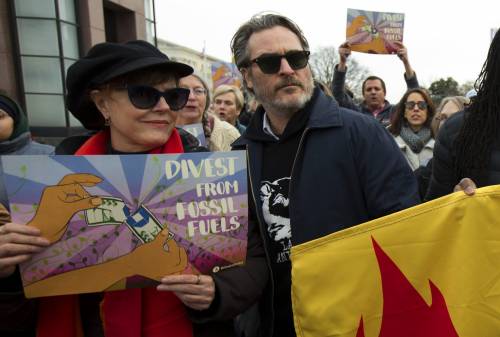 Clima, Joaquin Phoenix arrestato mentre manifesta in piazza a Washington