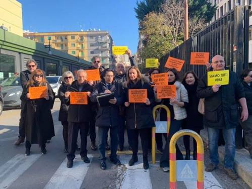 Taranto, i genitori tarantini protestano dinanzi al tribunale