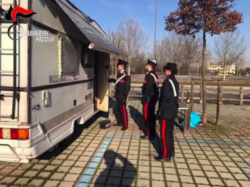 I rom spezzano sbarra del tram e occupano l'area senza pagare