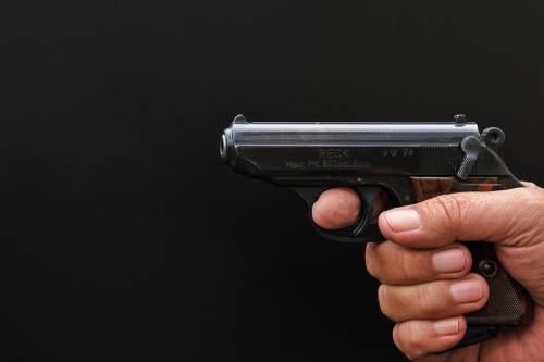 Studente minaccia professori all'esame con la pistola: "Promuovetemi"