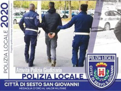 Uomo in manette nel calendario: la sinistra attacca la polizia