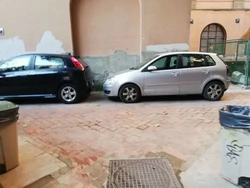 Il cortile dell'Accademia delle Belle Arti  trasformato in parcheggio abusivo