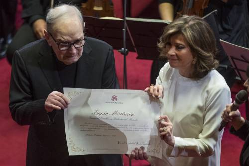 Il Senato premia Morricone e lui  le suona a Pd e M5s: "Troppi impreparati al potere"