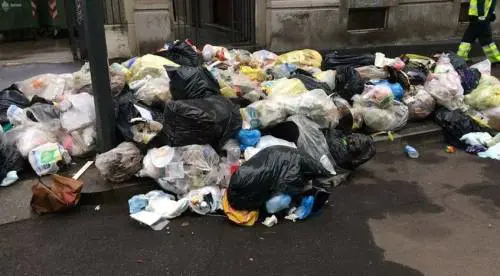 Sos degli operatori Amsa: "Aggrediti dai ladri dei rifiuti"