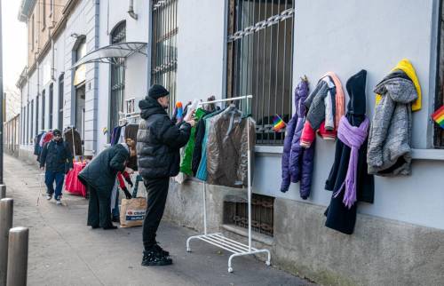Un muro di "gentilezza" per donare libri e abiti. Ma è occupato da 3 anni dai collettivi