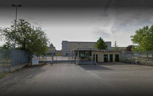 Otto agenti per bloccare la furia del detenuto nigeriano: 2 finiscono in ospedale