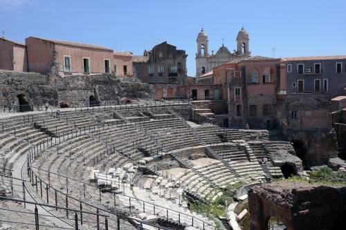 Degrado e rifiuti nell'anfiteatro romano: "I turisti sono inorriditi"