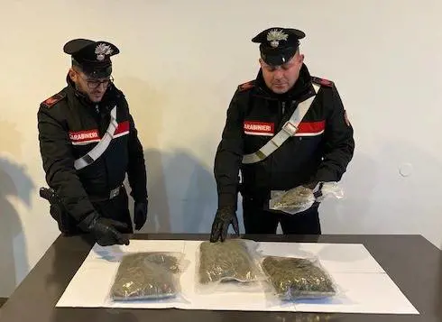 L'inseguimento e lo schianto: arrestati due corrieri della droga
