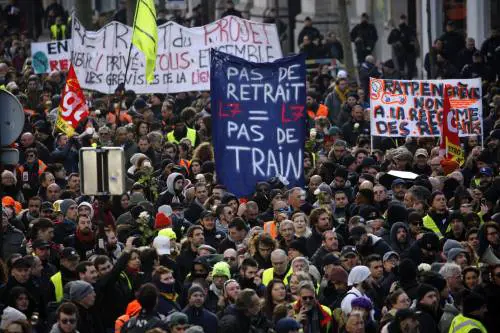 Francia, il premier Philippe: "Sulle pensioni andremo fino in fondo"