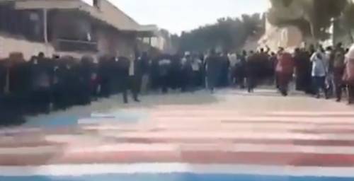 A Teheran gli studenti non calpestano le bandiere di Usa e Israele