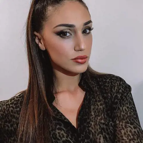 Cecilia Rodriguez infiamma i fan con la posa sexy a bordo piscina