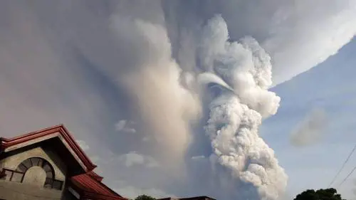 Mezzo milione di filippini in fuga dal vulcano: "Sta per succedere qualcosa di tremendo"