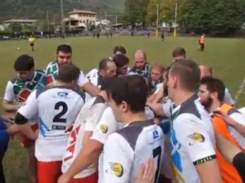 Choc alla partita di rugby: morde e stacca orecchio all'avversario