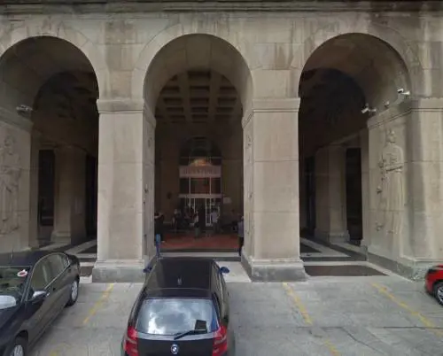 Bologna, marocchino segue donna nel palazzo e si cala i pantaloni