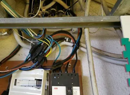 Un groviglio di cavi artigianali: tutto il palazzo ruba la corrente. E il panificio è abusivo