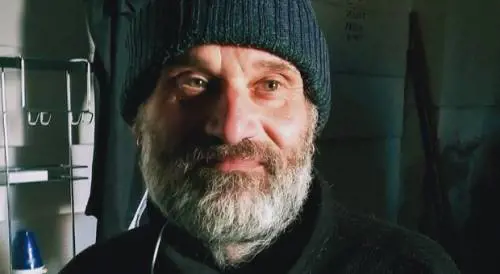 L'ex fabbro che dice no ai soldi dallo Stato: “Vivo felice con due euro al giorno”