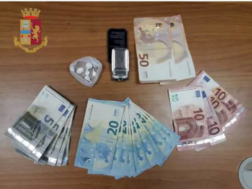 Taranto, nascondeva la cocaina nella gamba del tavolo: denunciato