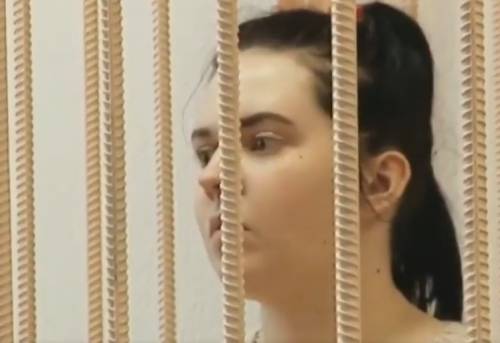 Russia, madre va in vacanza e abbandona la figlia che muore di fame