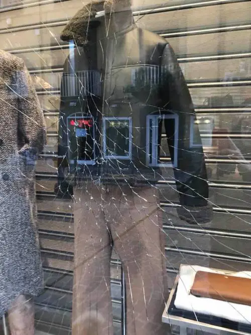Napoli, vandali in azione a Chiaia