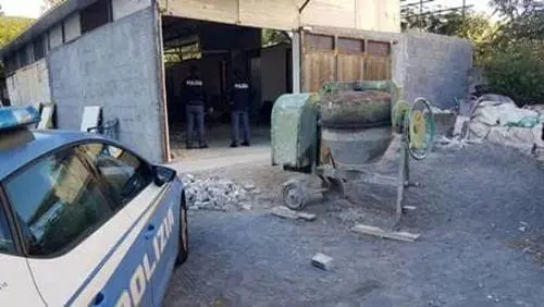 Realizza un edificio abusivo e smaltisce rifiuti pericolosi: indagato pluripregiudicato