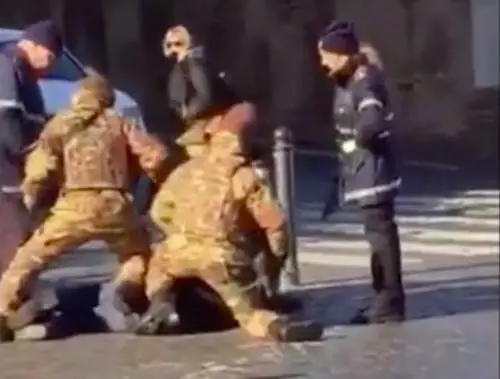 Col coltello si lancia sui militari: 30enne semina il panico a Roma